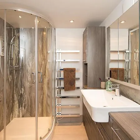 Staycaysuk Garden Flat In The Heart Of Sleeps 2 هاروغايت