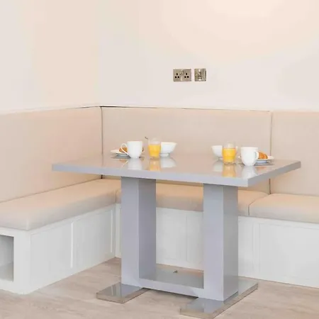 Staycaysuk Garden Flat In The Heart Of Sleeps 2 شقة هاروغايت