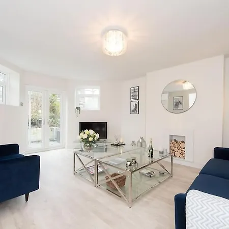 Staycaysuk Garden Flat In The Heart Of Sleeps 2 شقة هاروغايت